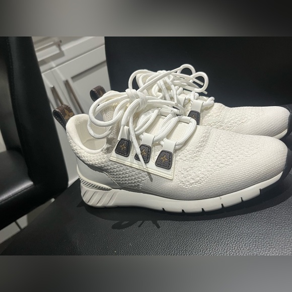 Lv women’s runners - Picture 11 of 13